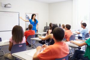 Lehrer in Afghanistan widersetzt sich den Taliban, indem er eine Geheimschule für Mädchen betreibt